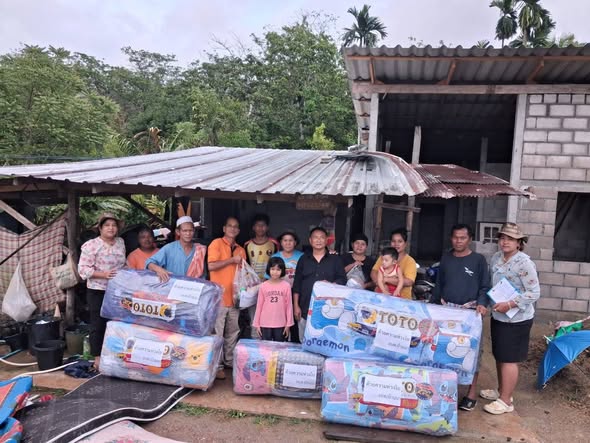 ลงพื้นที่มอบสิ่งของให้แก่ผู้ประสบอุทกภัย (น้ำท่วม)เพื่อสร้างขวัญและกำลังใจ และเยียวยาผู้ประสบภัย ในเขตพื้นที่ ม.4 ตำบลบ้านนา